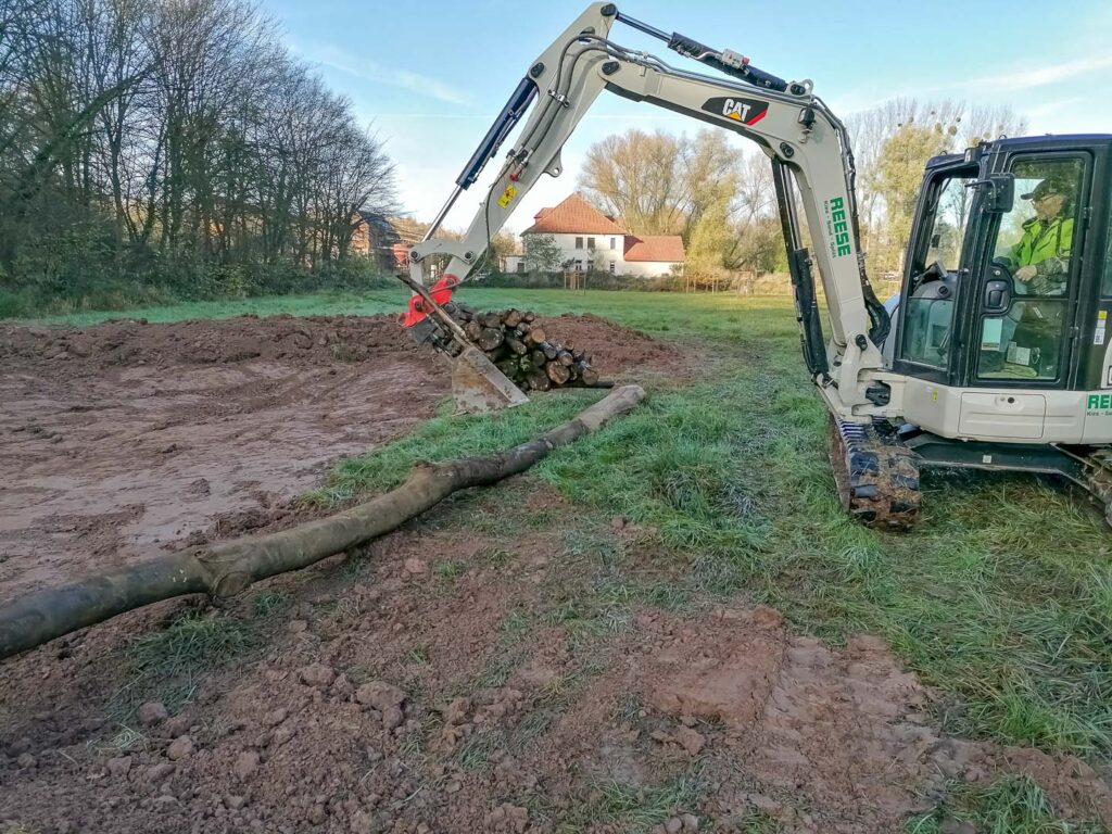 Auf der Fläche wurde ein neuer Weidetümpel angelegt. Totholz und Steinhaufen bieten Versteckplätze für Amphibien & Co.