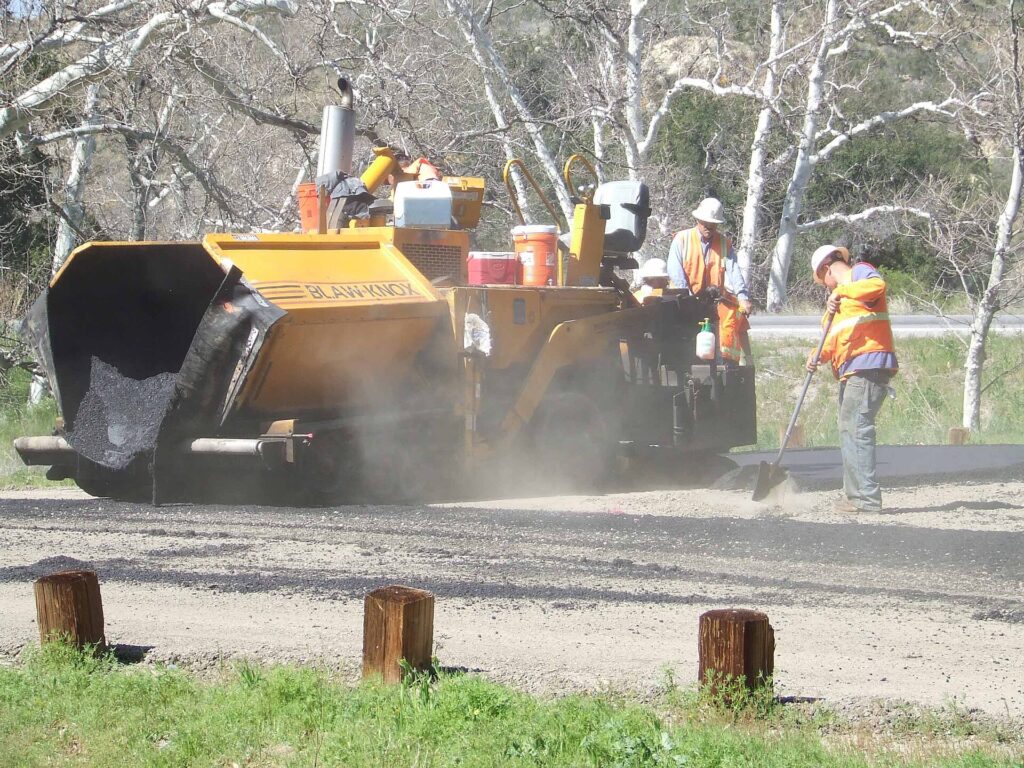Straßenfertiger beim Einbau von Asphalt