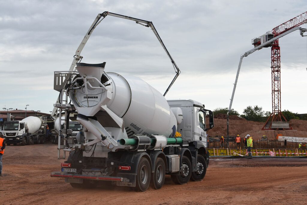 Betonmischer-Fahrzeuge auf einer Baustelle