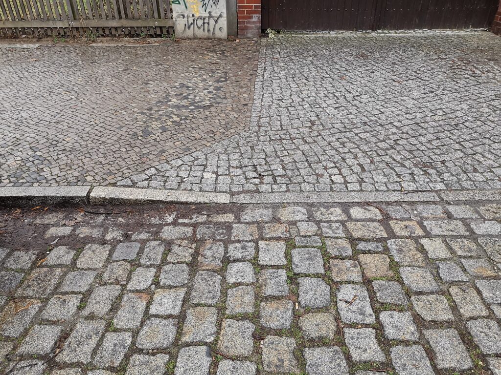 Pflaster aus Granitsteinen mit Fugen