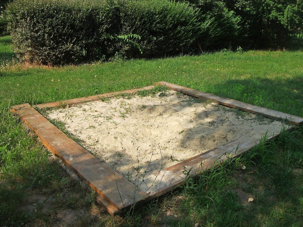 Sandkasten auf einer Wiese