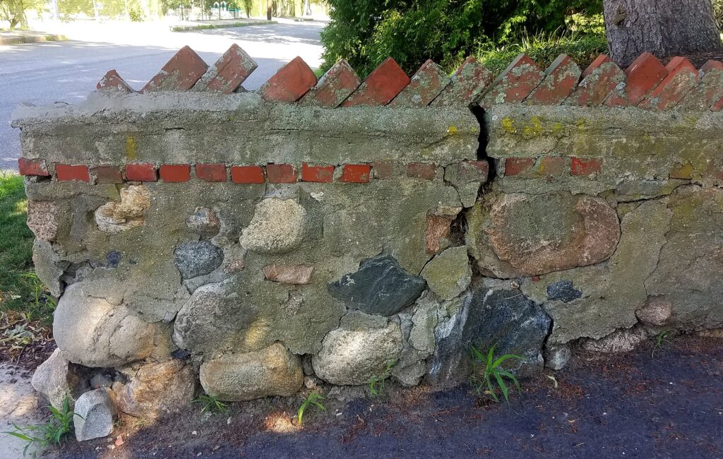 Mauer aus Natursteinen