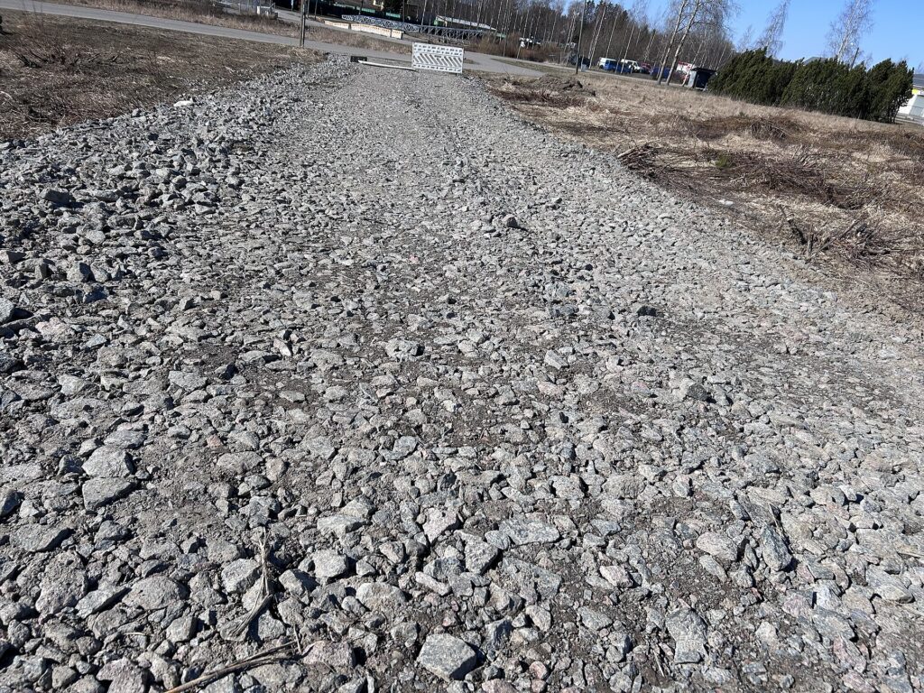 Geschotterter Weg mit grober Oberfläche