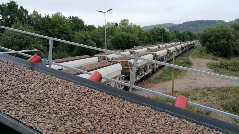 Bahnverladung am Kieswerk Bodenwerder: mit Kies beladene Waggons an der Verladeanlage